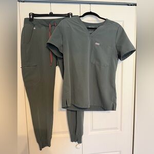 FIGS Technical Collection Scrub Set in Olive